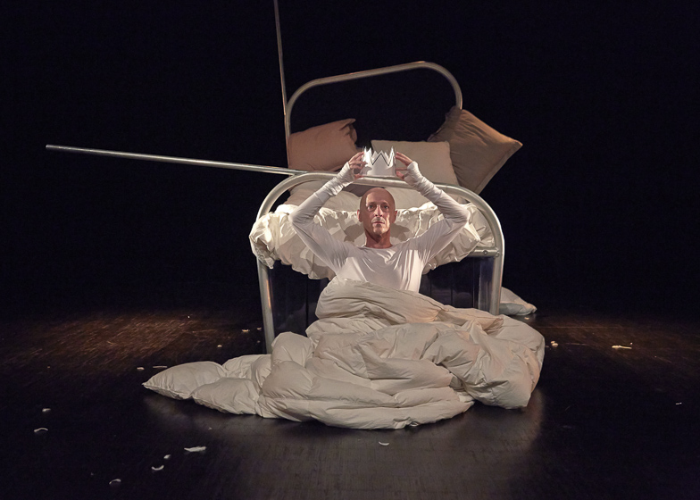 MOOOOOOOOONSTRES conception et interpretation Laurent Fraunie regard exterieur Harry Holtzman, Babette Masson scenographie Gregoire Faucheux couture et accessoires Elodie Grondin creation lumieres Sylvain Sechet creation sonore Laurent Fraunie et Xavier Trouble regie generale Delphine Trouble ou Xavier Trouble